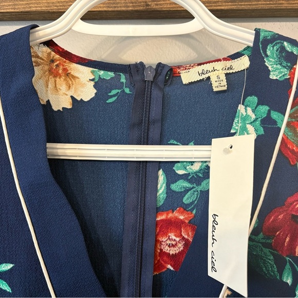Floral Long Sleeve Romper size Small - Picture 8 of 8